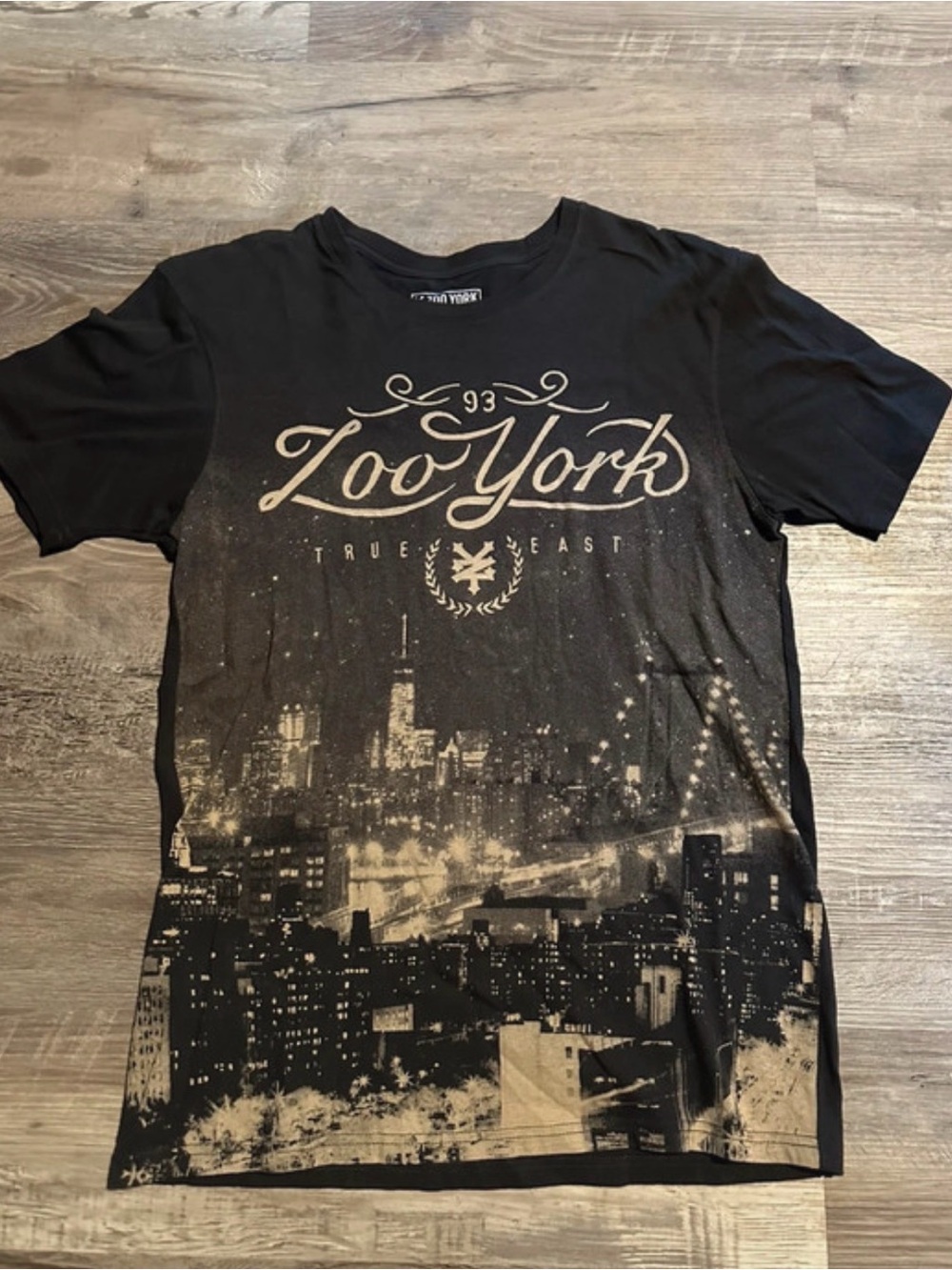 Zoo York Men’s Black Graphic Cityscape T-Shirt Size Medium.